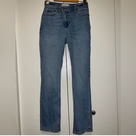 Abercrombie & Fitch Ultra High Rise 90s Slim Straight Jean - Picture 4 of 7